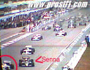 Senna en travers derrire Mansell au dpart.