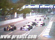 Senna passe Mansell au freinage...
